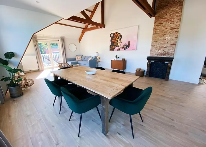 Luxurious Historical Loft Close To The Beach!