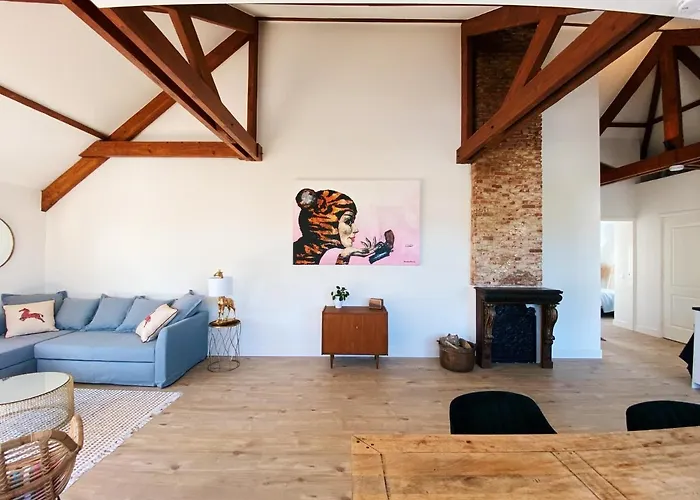 Апартаменты Luxurious Historical Loft Close To The Beach! Вассенар