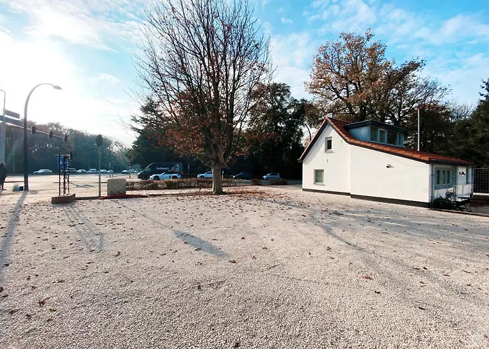 Luxurious Historical Loft Close To The Beach! Апартаменты *