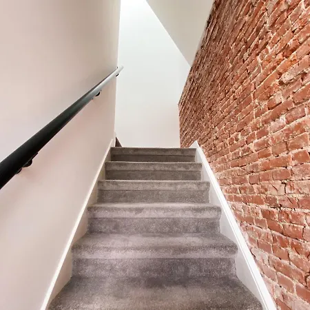 Luxurious Historical Loft Close To The Beach! Apartman